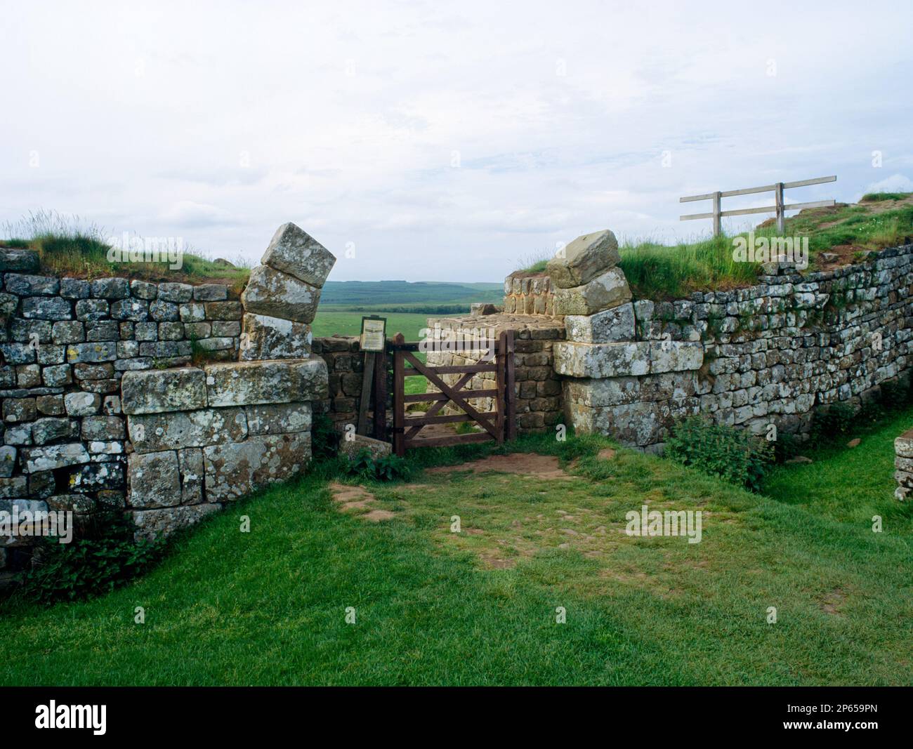 Milecastle 37, Vallo di Adriano, Whin Sill, Northumberland. Primo miglio ad ovest di Housesteads. Vista verso nord attraverso la porta delle Mura Romane. Foto Stock