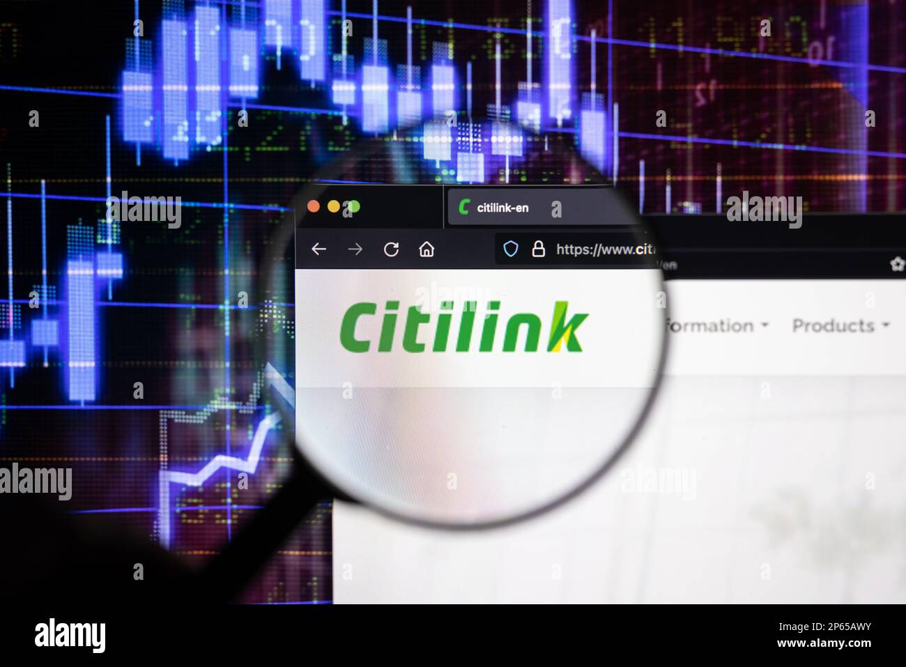 Citiblink compagnia aerea logo su un sito web con blurry mercato azionario sviluppi in background, visto su uno schermo attraverso una lente di ingrandimento Foto Stock