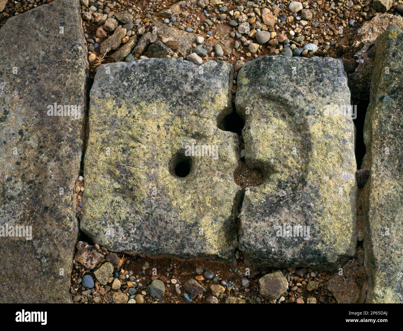 Coperchio di scarico in pietra rotto al bordo di Stanegate Roman Road, Corbridge Roman Town, Northumberland, Inghilterra, Regno Unito. Foto Stock