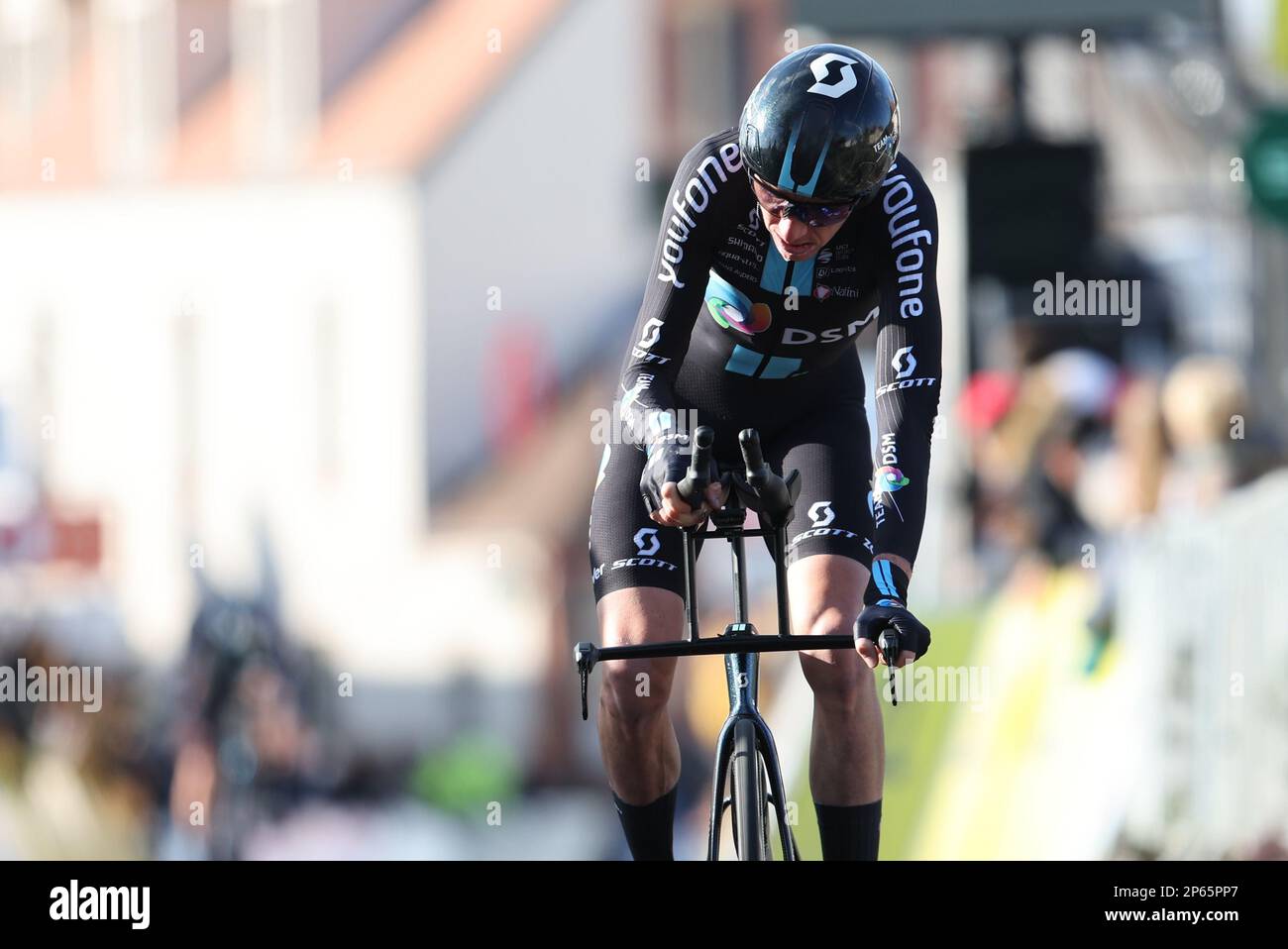 Il francese Romain Bardet del Team DSM attraversa il traguardo della terza tappa della 81st° edizione della gara ciclistica Parigi-Nizza di otto giorni, a 32,2 km di team cronometro con partenza e arrivo a Dampierre-en-Burly, Francia, martedì 07 marzo 2023. FOTO DI BELGA DAVID PINTENS Foto Stock