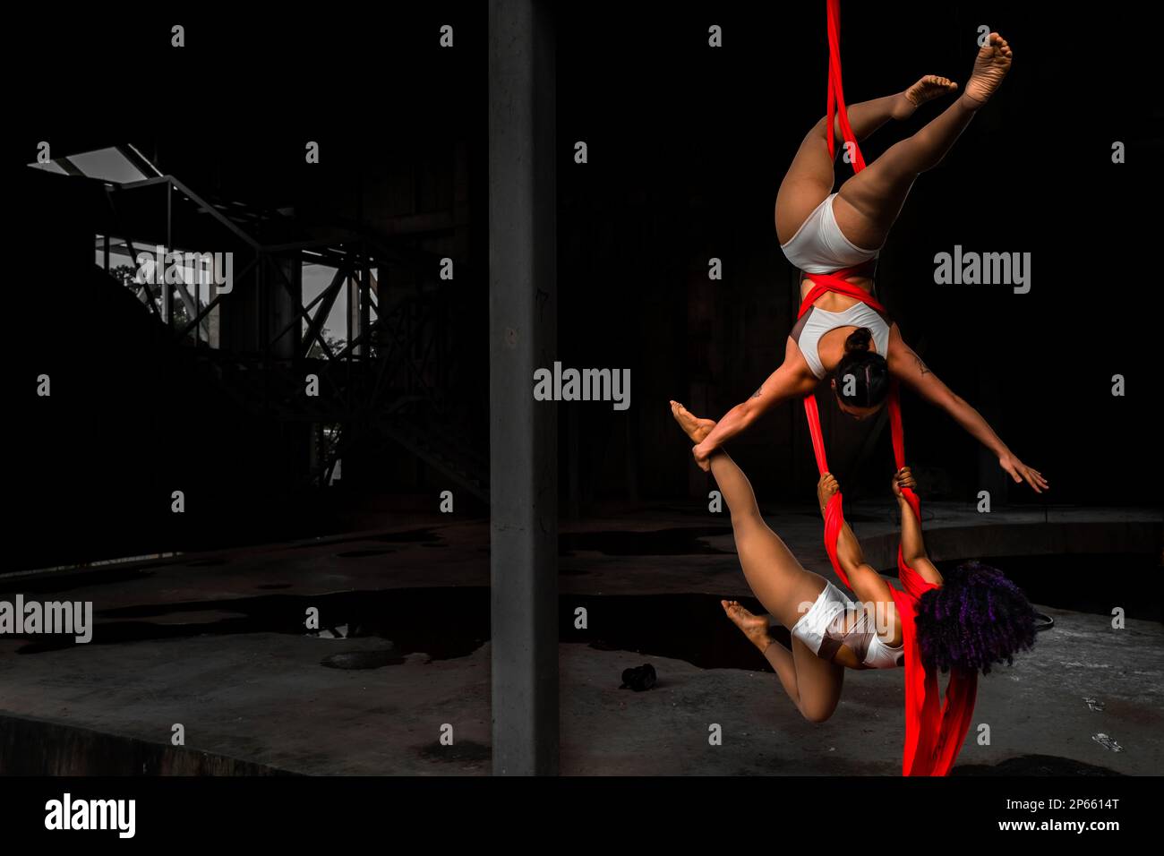 Shara Guzman e Mariale Contreras, ballerini aerei venezuelani, eseguono un duo in sete aeree durante una performance artistica a Barranquilla, Colombia. Foto Stock