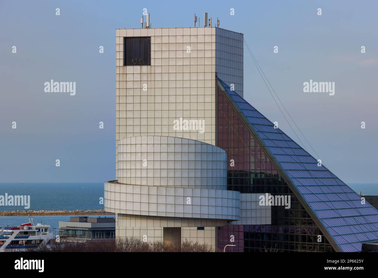 Cleveland, Ohio, USA - 24 gennaio 2023: L'edificio Rock and Roll Hall of Fame si trova lungo il lungomare del lago Erie, nel centro di Cleveland. Foto Stock