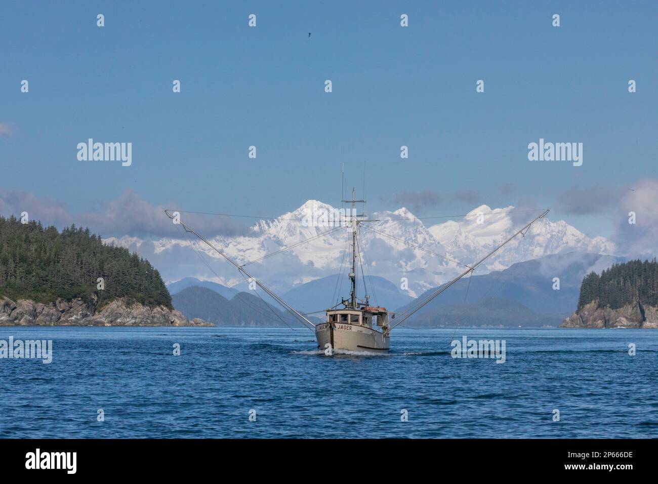 Imbarcazione da pesca commerciale a Inian Pass con le montagne Fairweather dietro, Alaska sudorientale, Stati Uniti d'America, Nord America Foto Stock