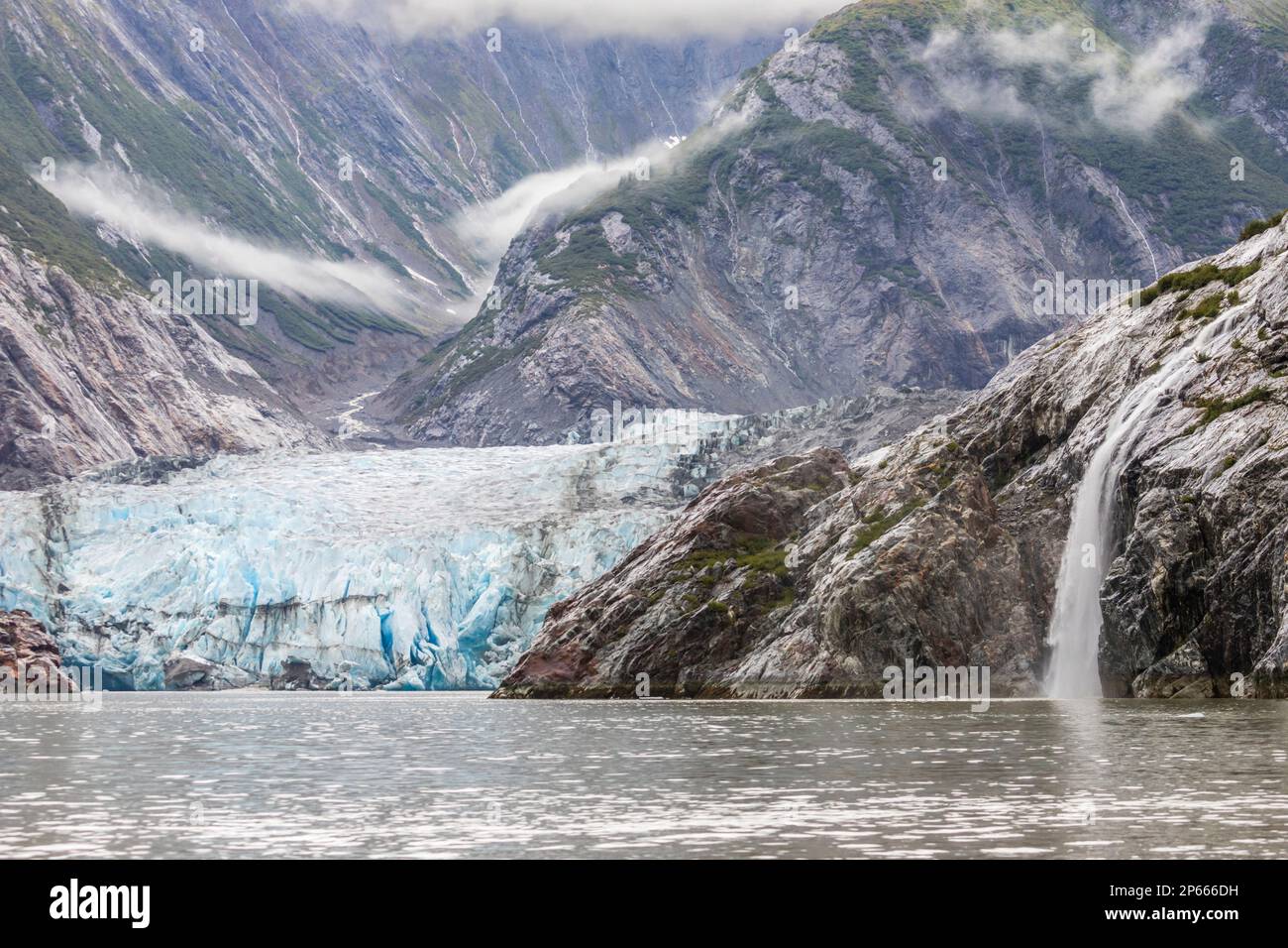 Una cascata vicino al ghiacciaio Sawyer a Tracy Arm-Fords Terror Wilderness, Alaska sudorientale, Stati Uniti d'America, Nord America Foto Stock