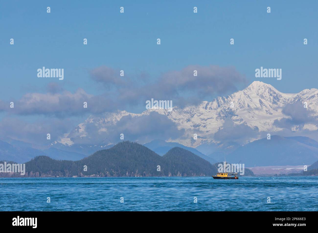 Imbarcazione da pesca commerciale a Inian Pass con le montagne Fairweather dietro, Alaska sudorientale, Stati Uniti d'America, Nord America Foto Stock
