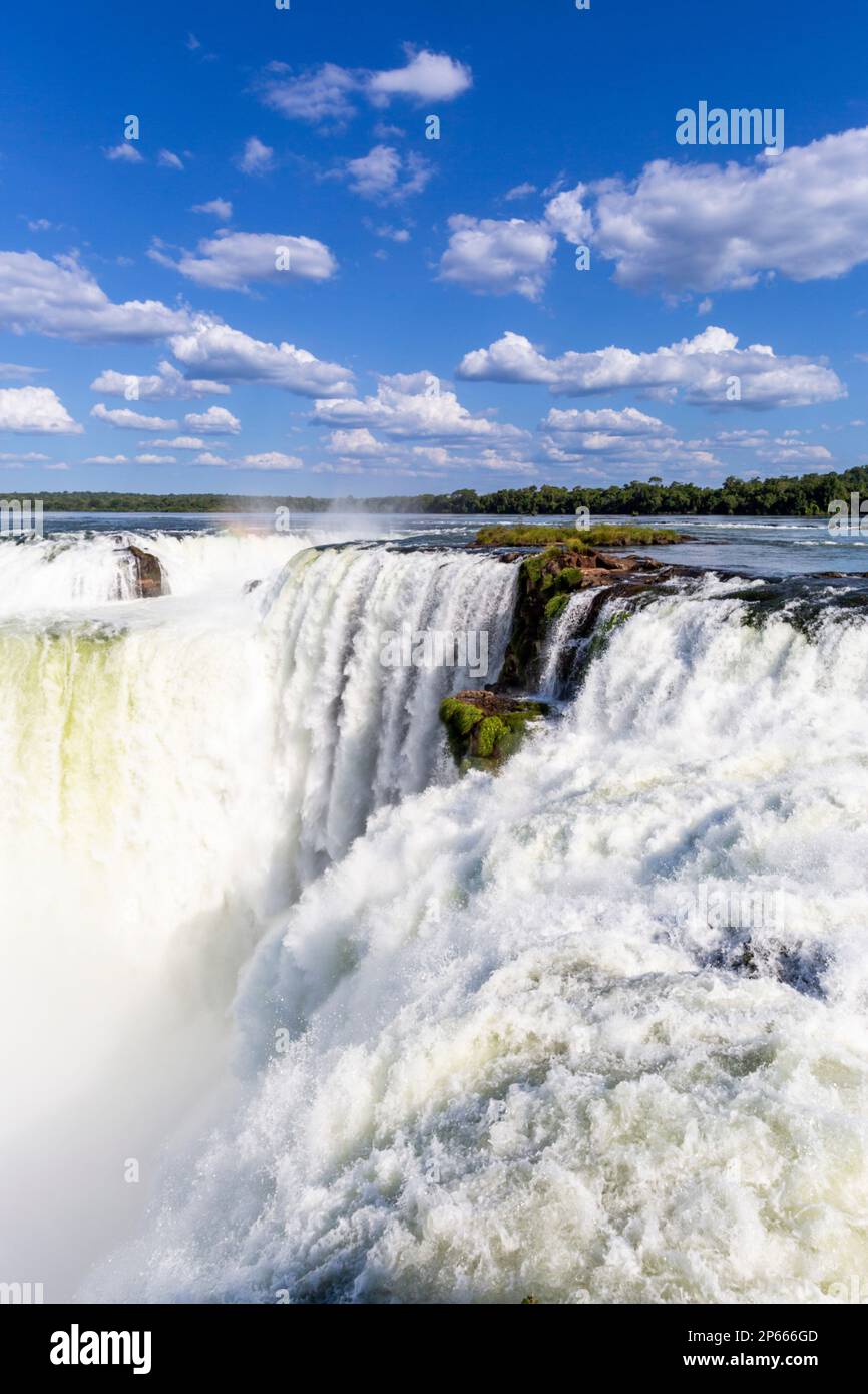 Una vista della Gola del Diavolo (Garganta del Diablo), le cascate di Iguazu, patrimonio dell'umanità dell'UNESCO, la provincia di Misiones, l'Argentina, il Sud America Foto Stock