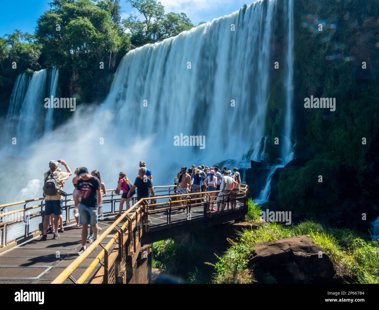 Turisti su una piattaforma sul circuito inferiore alle cascate di Iguazu, patrimonio dell'umanità dell'UNESCO, Provincia di Misiones, Argentina, Sud America Foto Stock