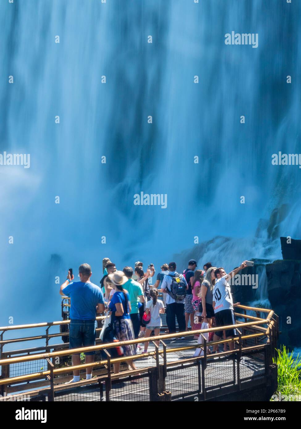 Turisti su una piattaforma sul circuito inferiore alle cascate di Iguazu, patrimonio dell'umanità dell'UNESCO, Provincia di Misiones, Argentina, Sud America Foto Stock