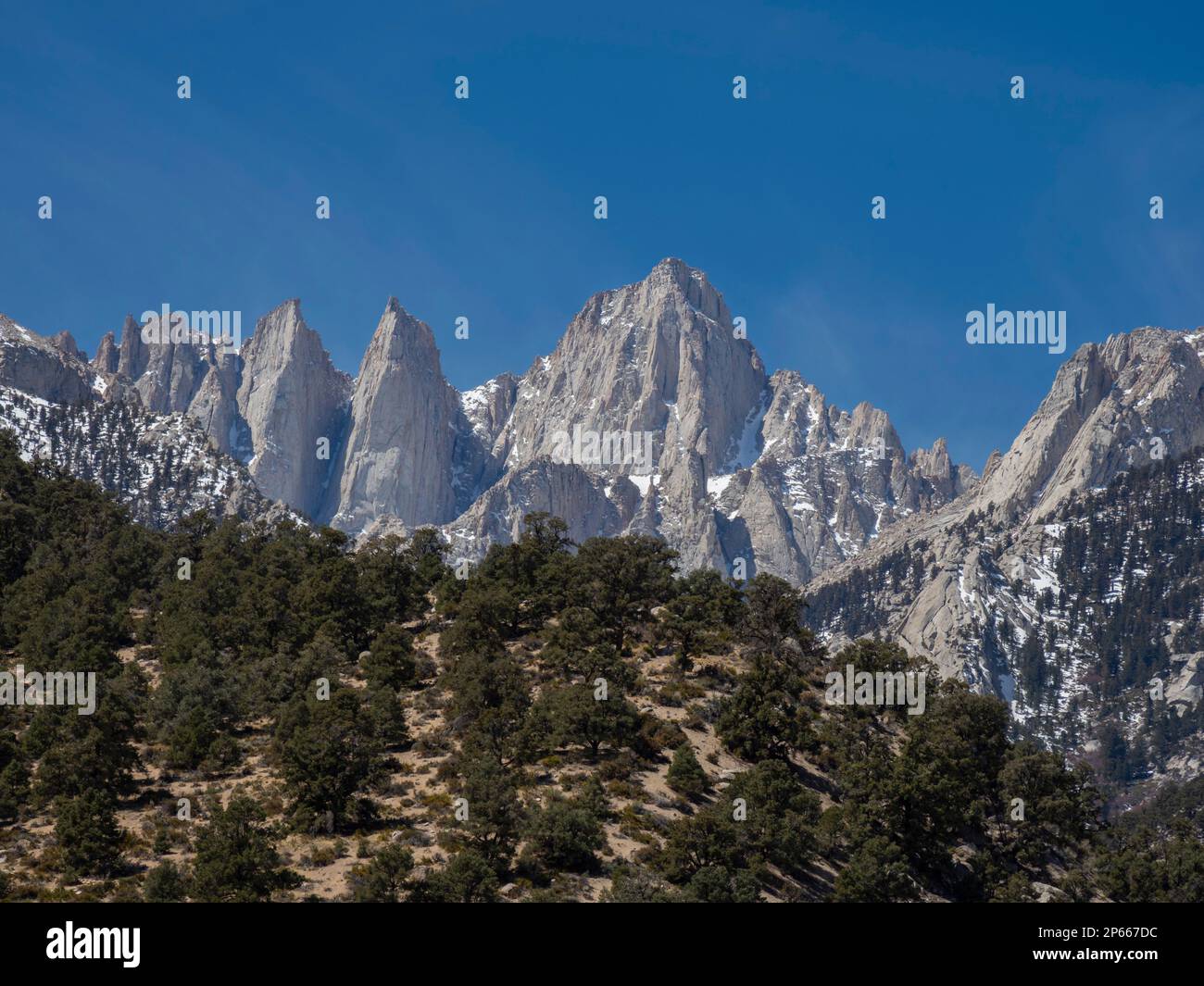 Mount Whitney, la montagna più alta degli Stati Uniti contigui, le montagne orientali della Sierra Nevada, la California, gli Stati Uniti d'America, il Nord America Foto Stock