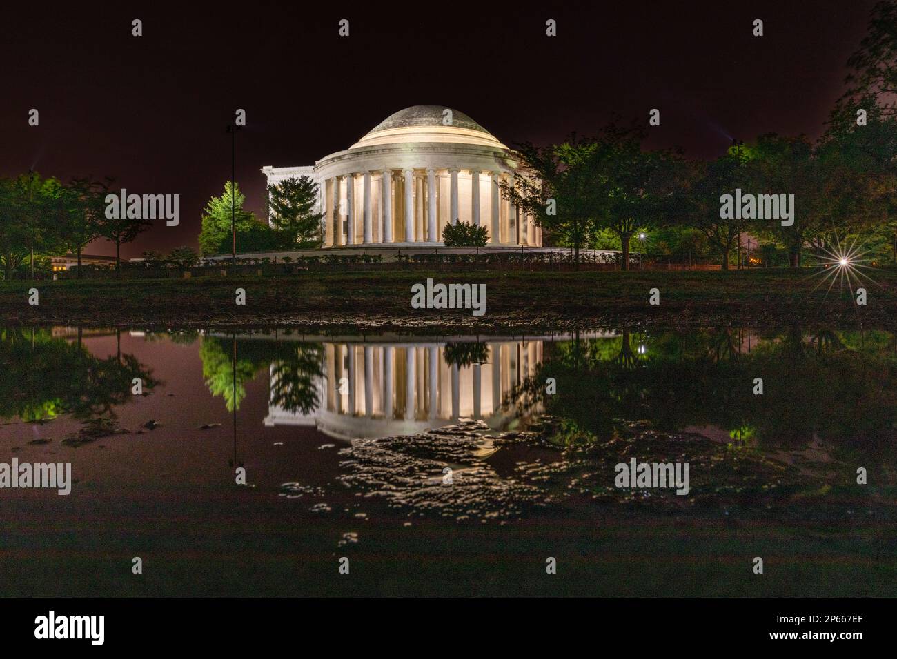 Una vista notturna del Thomas Jefferson Memorial, illuminato di notte in West Potomac Park, Washington, D.C., Stati Uniti d'America, Nord America Foto Stock