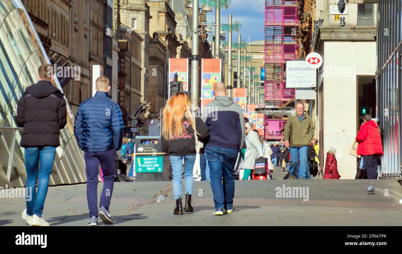 Glasgow, Scozia, Regno Unito 7th marzo 2023. UK Weather: The Style Mile viewed from st enoch Square, Sunny start vide gente del posto più felice come le strade piene del tempo primaverile prima del ritorno previsto dell'inverno di nuovo. Credit Gerard Ferry/Alamy Live News Foto Stock