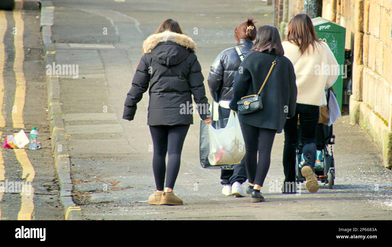 Glasgow, Scozia, Regno Unito 7th marzo 2023. UK Weather: Rifugiati shopping Sunny start ha visto locali più felici come le strade riempiti nel tempo primaverile prima del ritorno previsto dell'inverno di nuovo. Credit Gerard Ferry/Alamy Live News Foto Stock