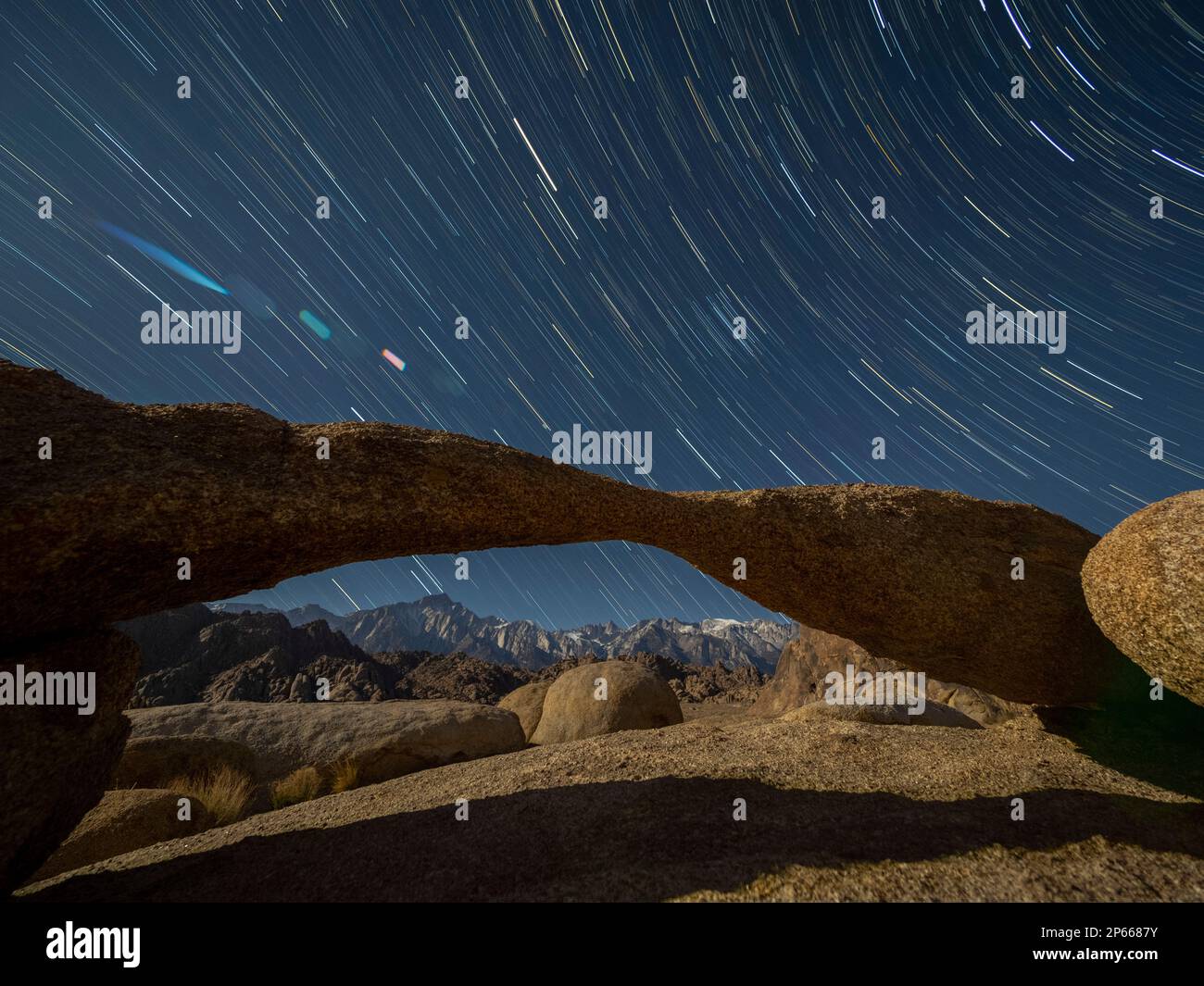 Un arco naturalmente formato di notte nella Alabama Hills National Scenic Area, Sierra Nevadas orientale, California, Stati Uniti d'America Foto Stock