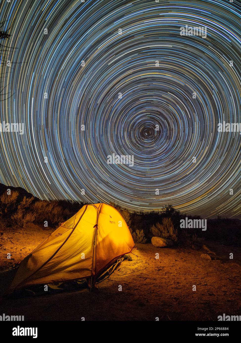 Vista notturna di una tenda a falò nell'Alabama Hills National Scenic Area, e dei sentieri stellari, California, Stati Uniti d'America, Nord America Foto Stock