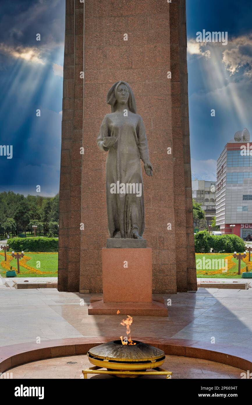 Monumento commemorativo della seconda guerra mondiale, Piazza della Vittoria, Bishkek, Kirghizistan, Asia centrale, Asia Foto Stock