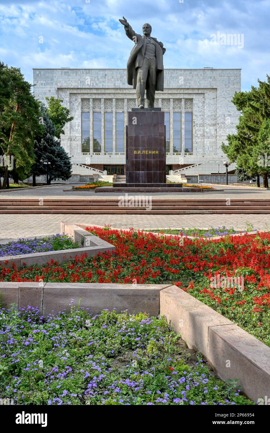 Statua di Vladimir Lenin dietro il Museo storico statale, Bishkek, Kirghizistan, Asia centrale, Asia Foto Stock