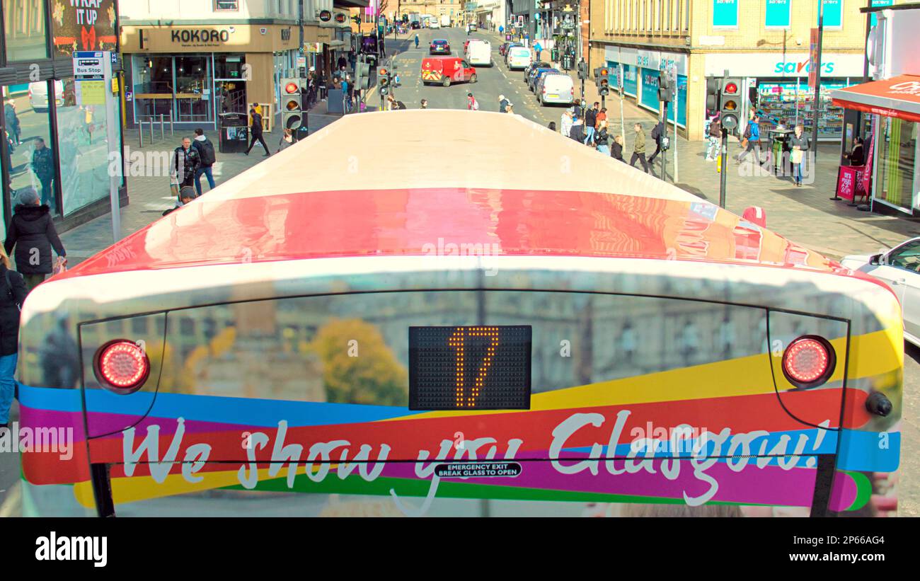 Glasgow, Scozia, Regno Unito 7th marzo 2023. UK Weather: Un autobus su Hope Street vi mostriamo glasgow la strada più inquinata della città. La partenza al sole ha visto i locali più felici come le strade piene del tempo primaverile prima del ritorno previsto dell'inverno. Credit Gerard Ferry/Alamy Live News Foto Stock
