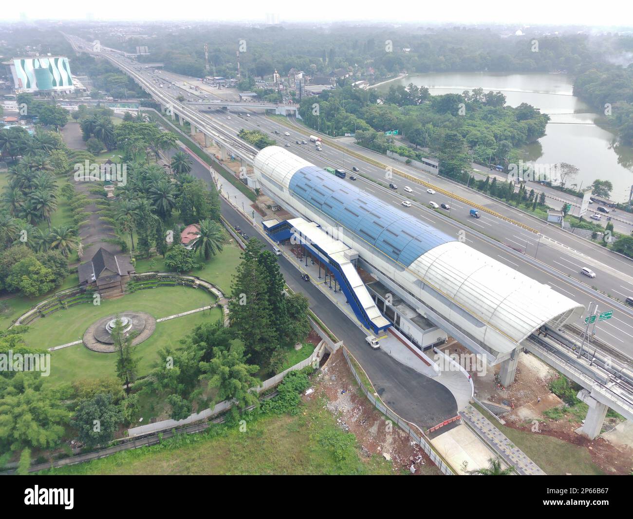 Vista aerea di una stazione LRT in costruzione, sopra la superstrada e accanto a un parco. Foto Stock