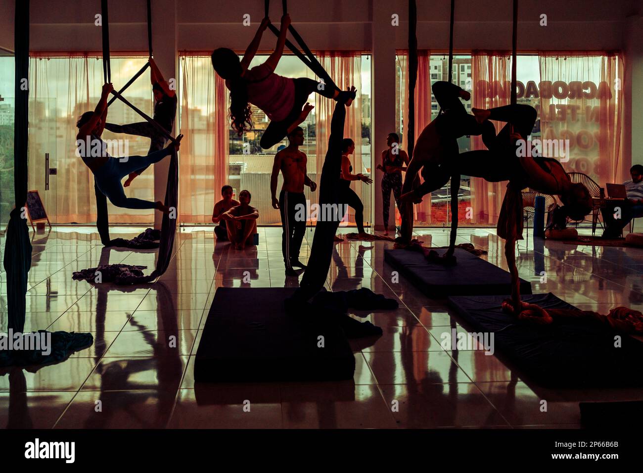 I ballerini aerei colombiani si esibiscono sulle sete aeree durante una sessione di allenamento nella palestra Oshana di Barranquilla, Colombia. Foto Stock