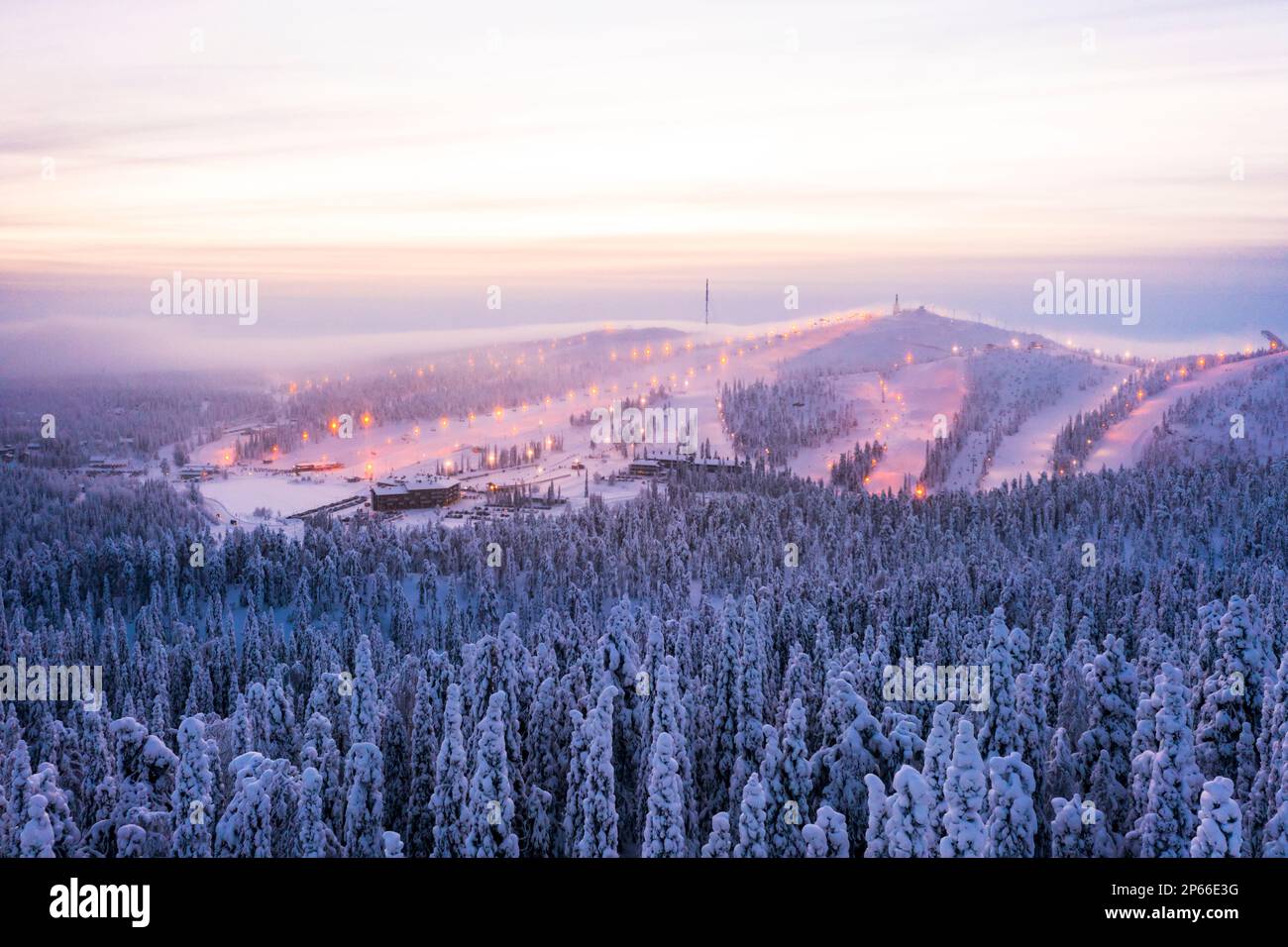 Nebbia al tramonto sulla stazione sciistica di Ruka e boschi innevati in inverno, vista aerea, Kuusamo, Ostrobothnia settentrionale, Lapponia, Finlandia, Europa Foto Stock