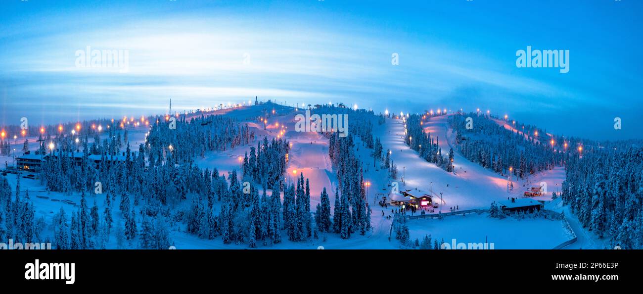 Crepuscolo invernale sulle piste da sci innevate della località turistica di Ruka, vista aerea, Kuusamo, Ostrobothnia settentrionale, Lapponia, Finlandia, Europa Foto Stock