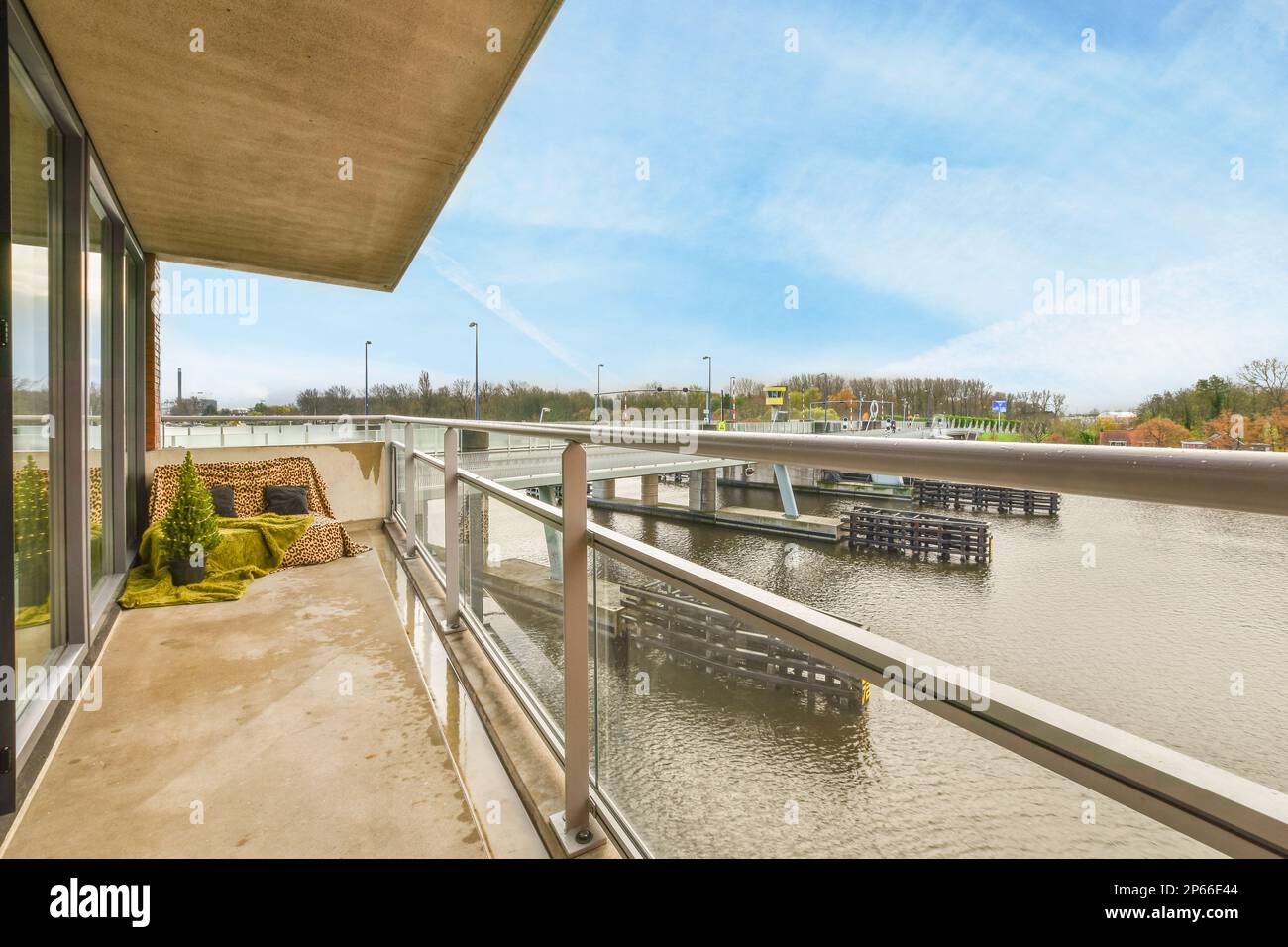 Amsterdam, Paesi Bassi - 10 Aprile, 2021: Una zona esterna con acqua ed edifici sull'altro lato della foto è scattata dall'altra parte del fiume Foto Stock