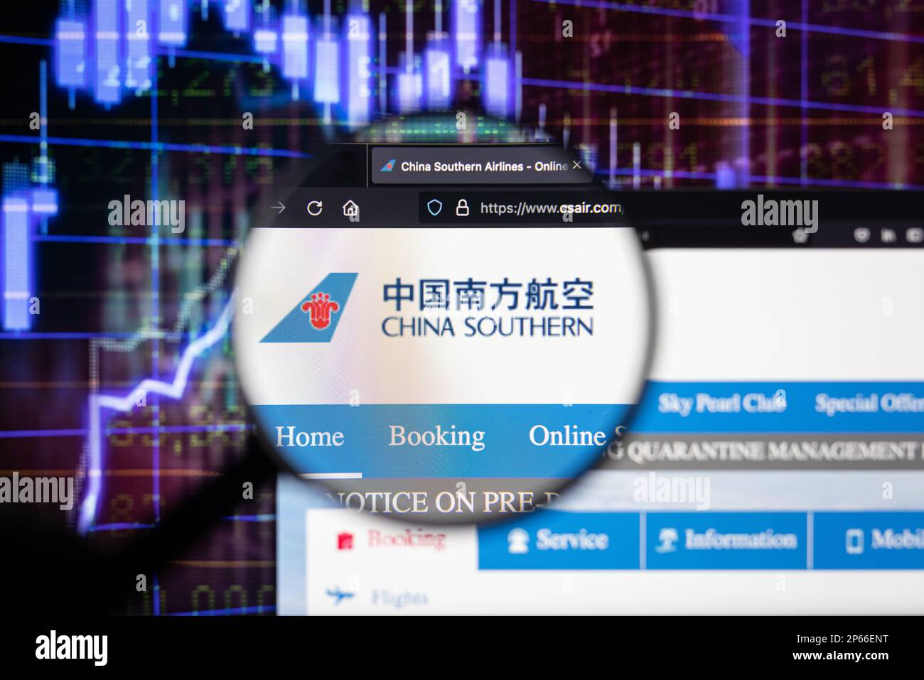 Cina Southern compagnia aerea logo su un sito web con blurry mercato azionario sviluppi in background, visto su uno schermo del computer Foto Stock