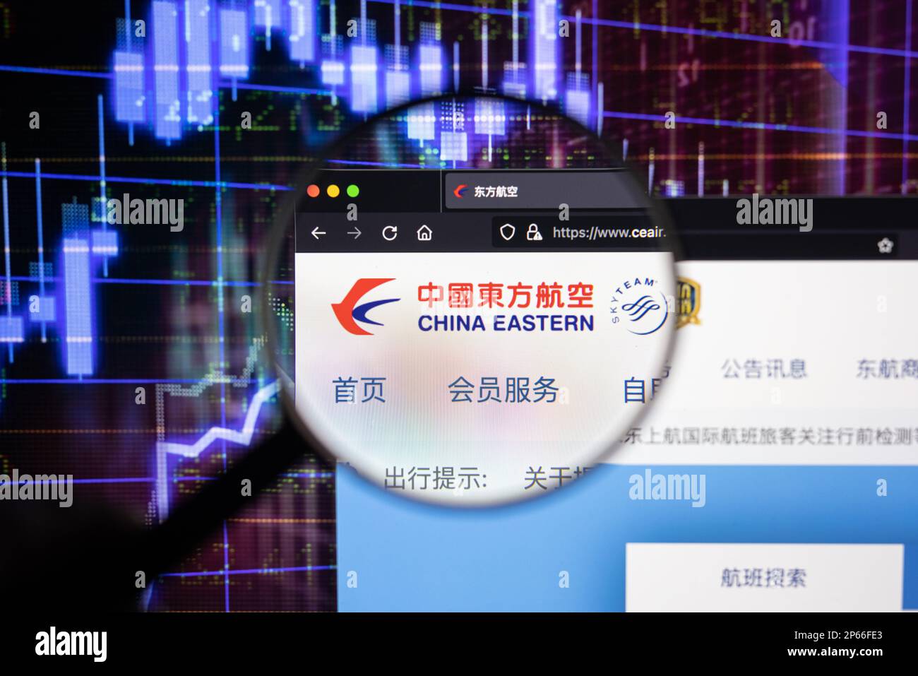 Logo della compagnia aerea cinese orientale su un sito web con sviluppi del mercato azionario sfocati in background, visto su uno schermo del computer Foto Stock