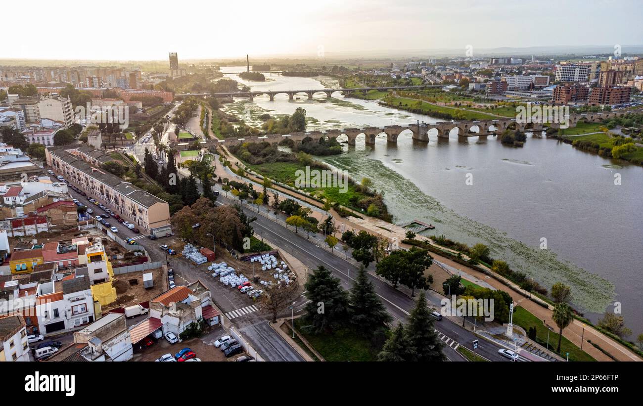 Veduta aerea del fiume Guadiana e dei suoi ponti, Badajoz, Estremadura, Spagna, Europa Foto Stock