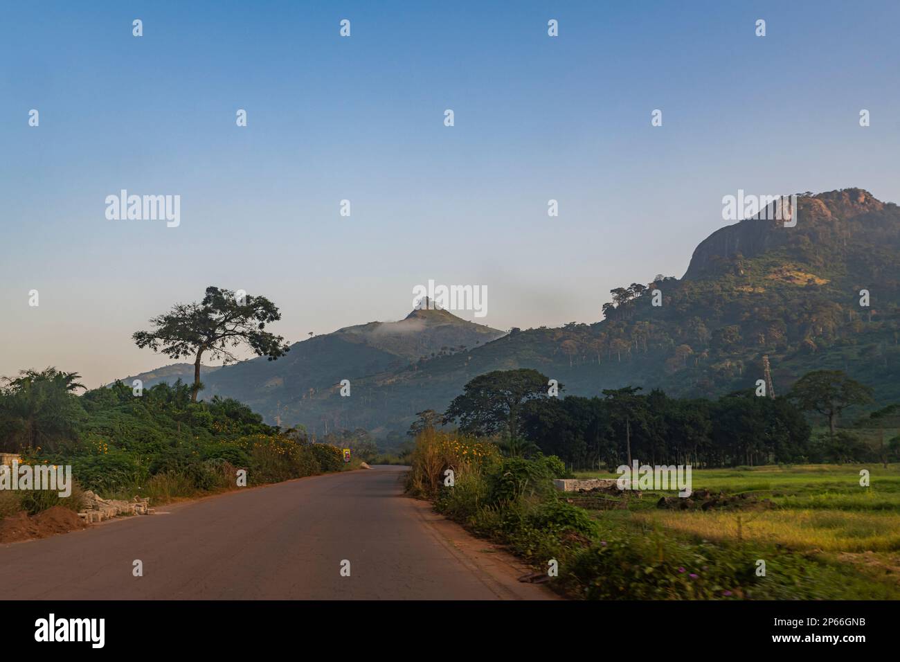 Paesaggio montano intorno all'uomo, Costa d'Avorio, Africa occidentale, Africa Foto Stock