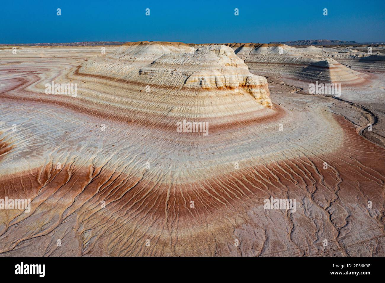 Strati multicolore di arenaria, Kyzylkup, Mangystau, Kazakistan, Asia centrale, Asia Foto Stock