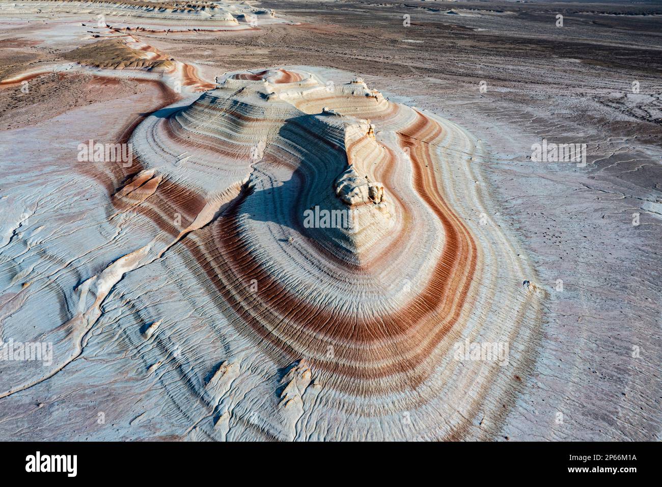 Strati multicolore di arenaria, Kyzylkup, Mangystau, Kazakistan, Asia centrale, Asia Foto Stock