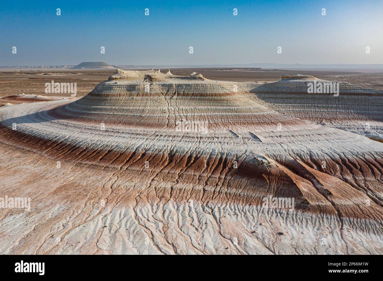 Strati multicolore di arenaria, Kyzylkup, Mangystau, Kazakistan, Asia centrale, Asia Foto Stock
