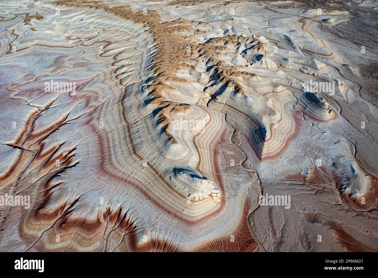 Strati multicolore di arenaria, Kyzylkup, Mangystau, Kazakistan, Asia centrale, Asia Foto Stock