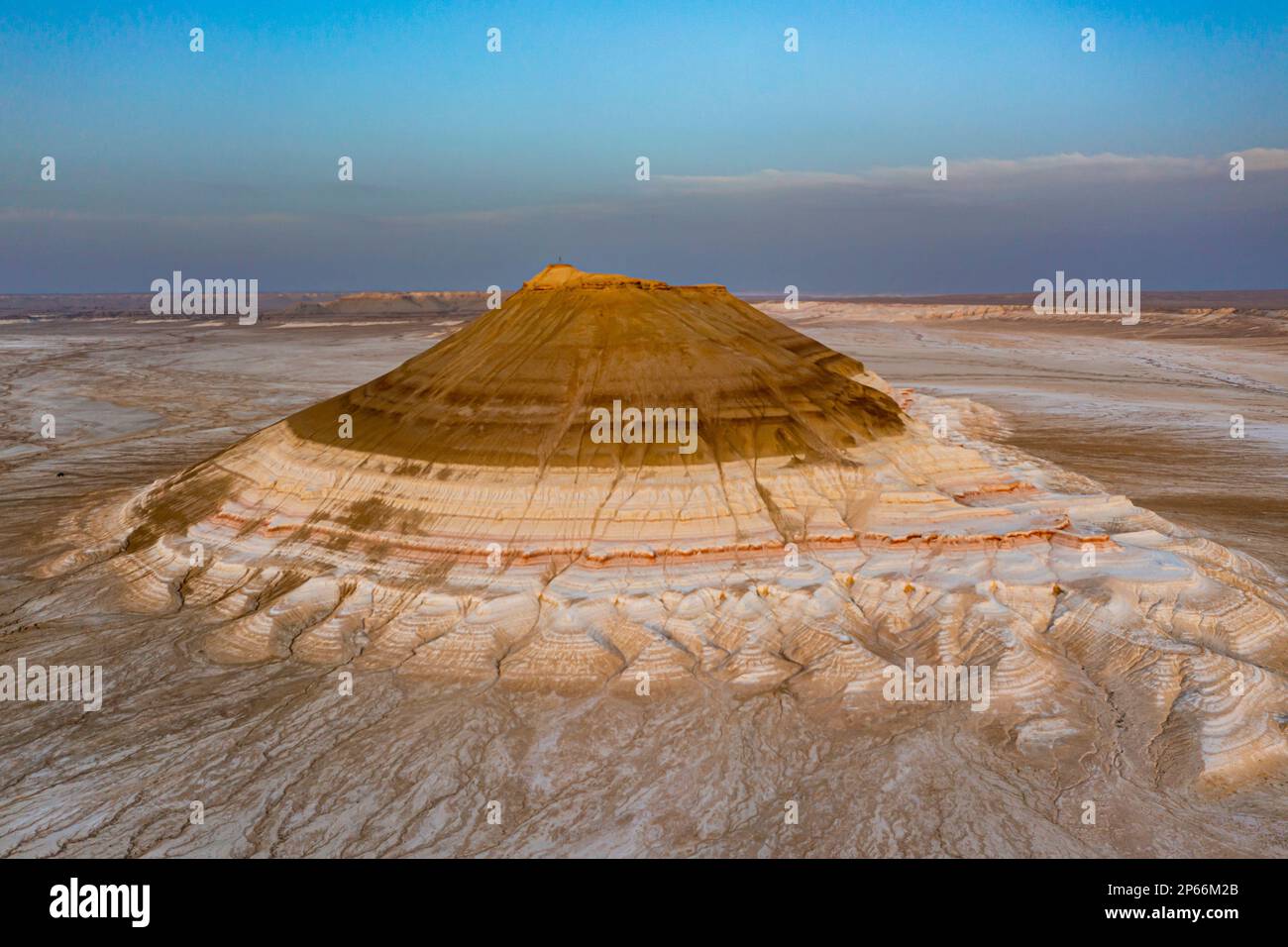 Montagna multicolore al tramonto, Kyzylkup, Mangystau, Kazakistan, Asia centrale, Asia Foto Stock