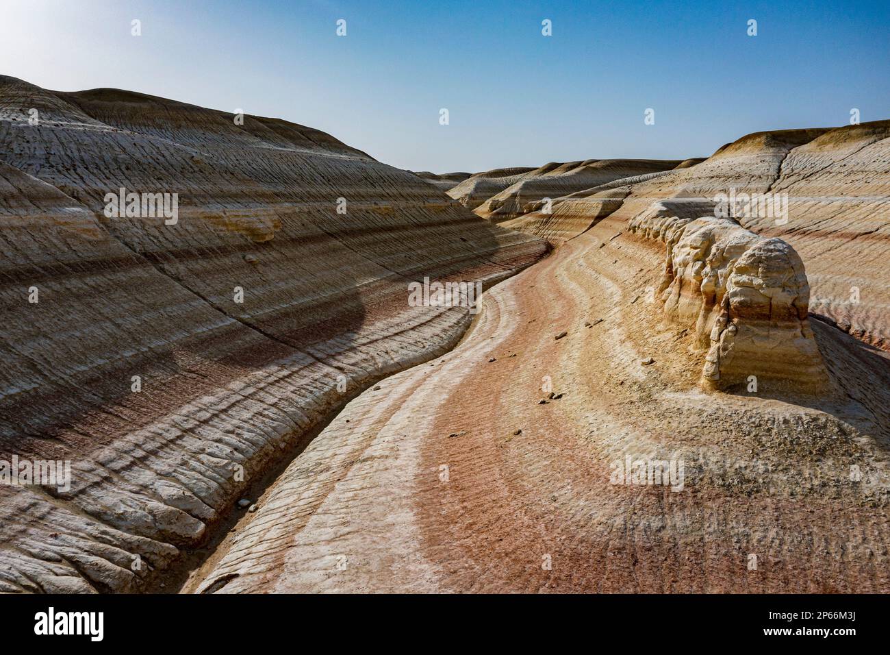 Antenna di strati multicolore di arenaria, Kyzylkup, Mangystau, Kazakistan, Asia centrale, Asia Foto Stock