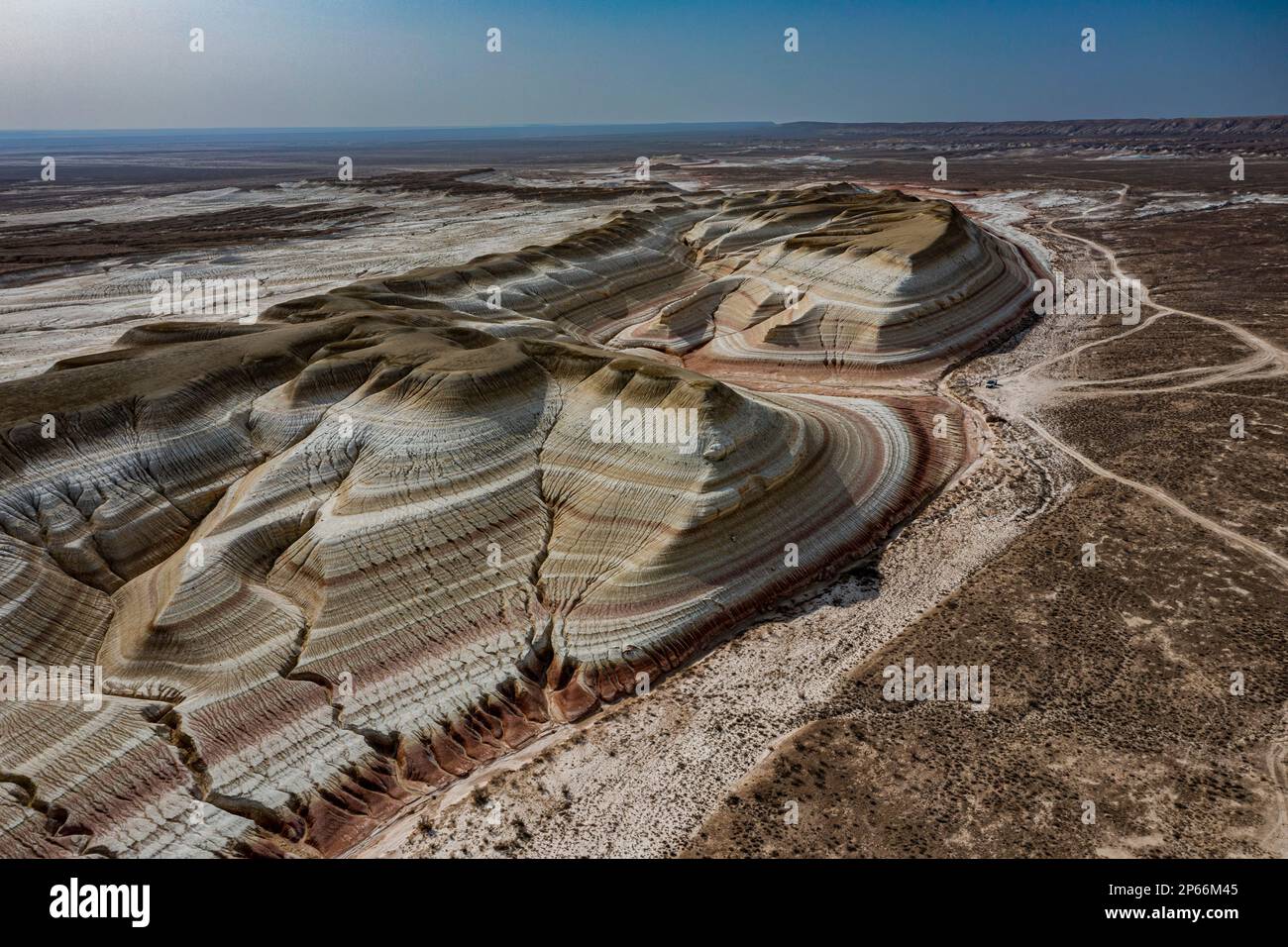 Antenna di strati multicolore di arenaria, Kyzylkup, Mangystau, Kazakistan, Asia centrale, Asia Foto Stock