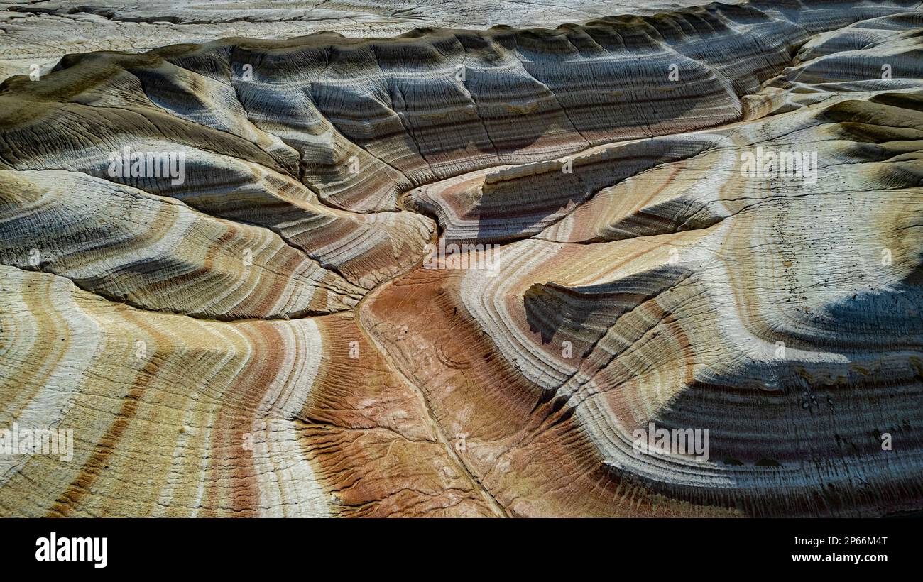 Antenna di strati multicolore di arenaria, Kyzylkup, Mangystau, Kazakistan, Asia centrale, Asia Foto Stock