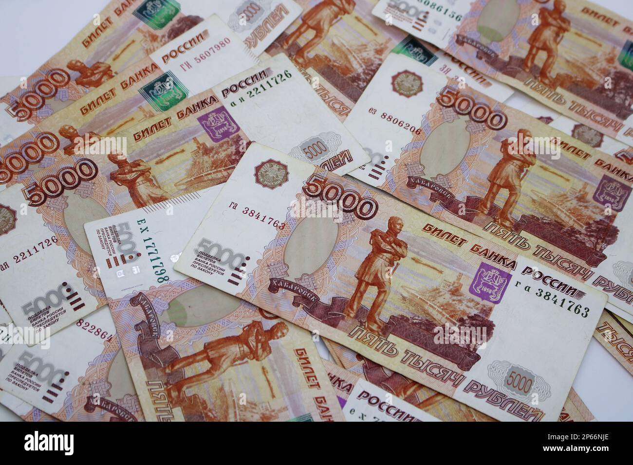 Molti soldi russi. le banconote hanno tagli di cinquemila. primo piano delle banconote. Foto Stock