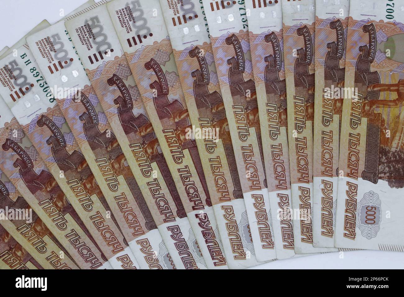 Molti soldi russi. le banconote hanno tagli di cinquemila. primo piano delle banconote. Foto Stock