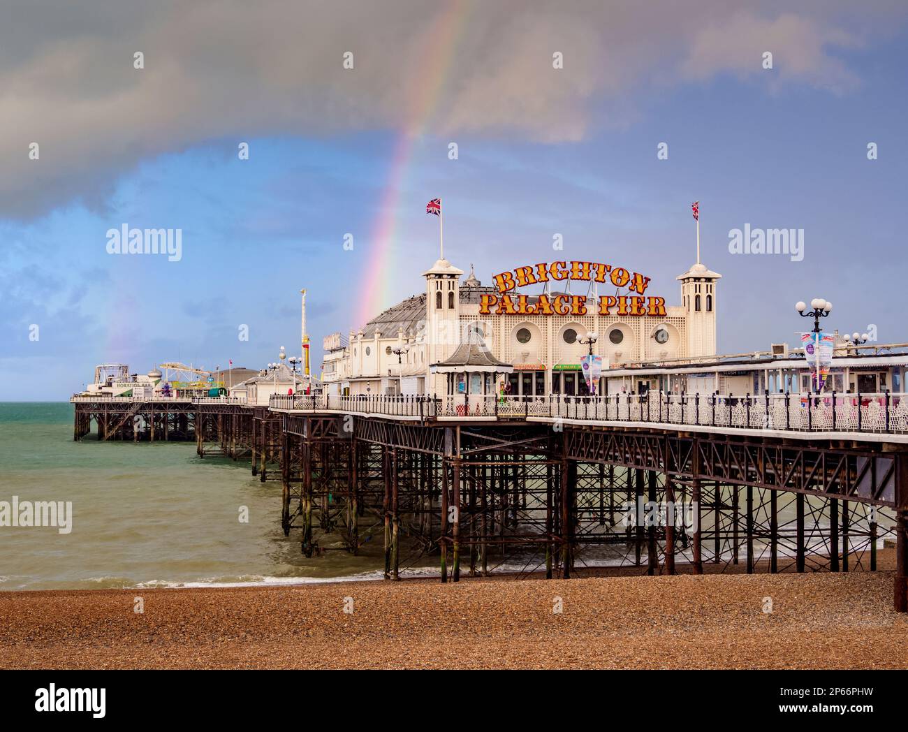 Arcobaleno sul Brighton Palace Pier, città di Brighton e Hove, East Sussex, Inghilterra, Regno Unito, Europa Foto Stock