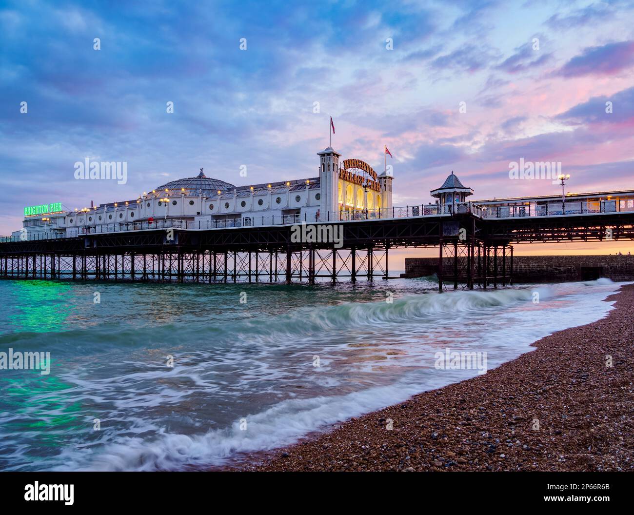 Brighton Palace Pier al tramonto, città di Brighton e Hove, East Sussex, Inghilterra, Regno Unito, Europa Foto Stock