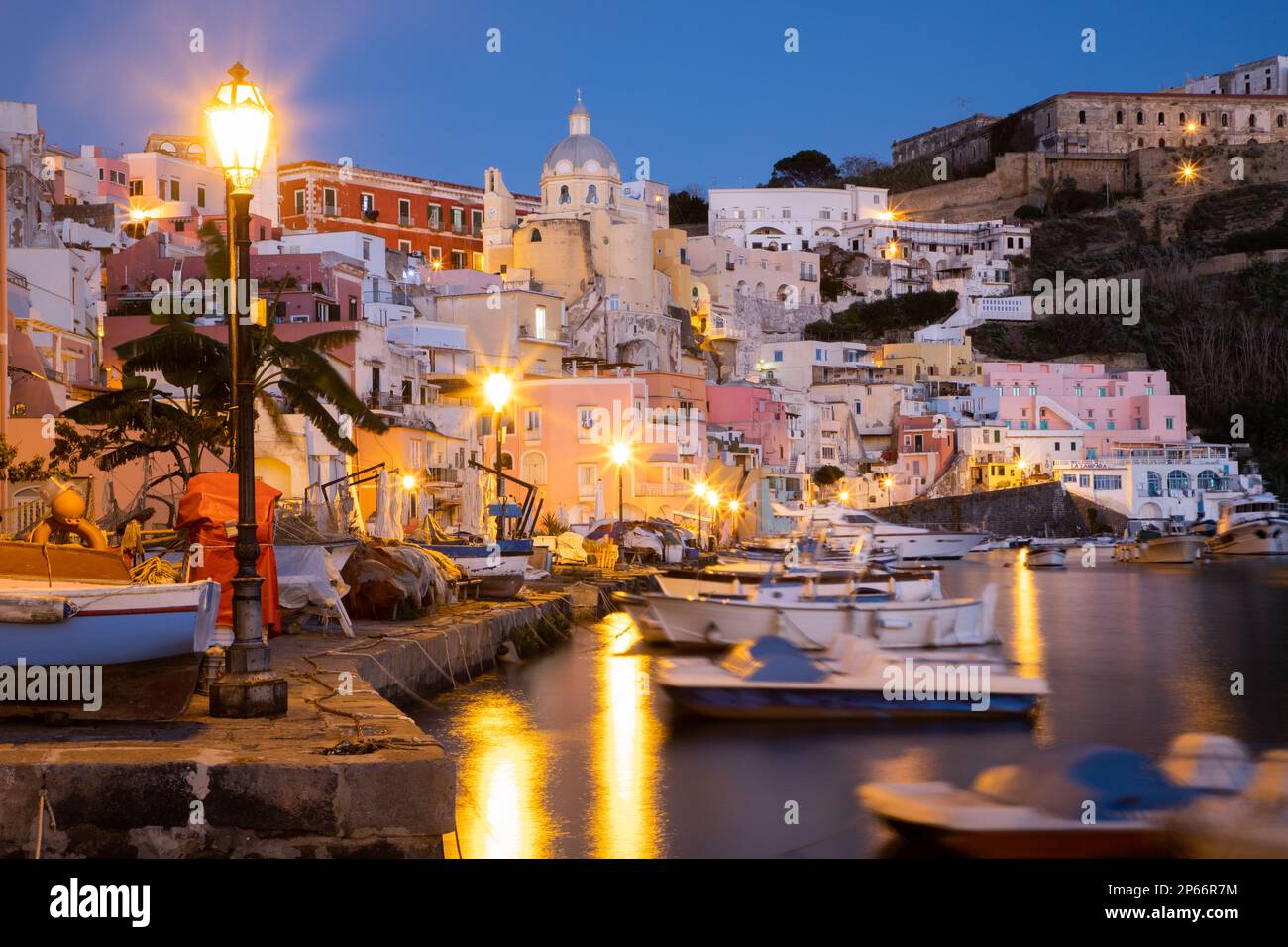 Bellissima isola italiana di Procida, famosa per la sua marina colorata, le stradine strette e le spiagge, Procida, Isole Flegrei, Campania, Italia Foto Stock