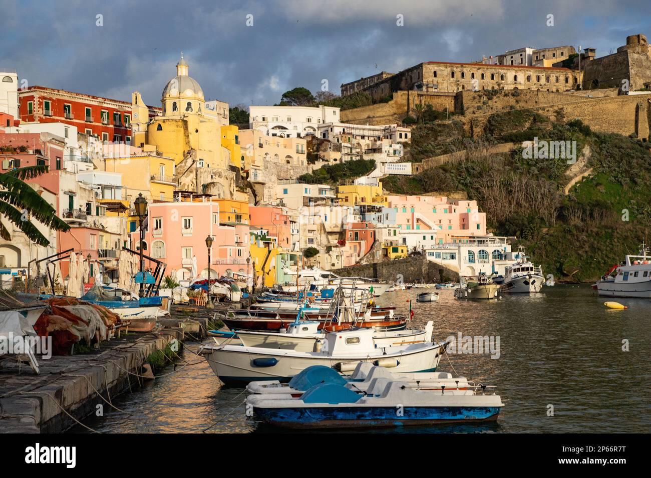 Bellissima isola italiana di Procida, famosa per la sua marina colorata, le stradine strette e le spiagge, Procida, Isole Flegrei, Campania, Italia Foto Stock