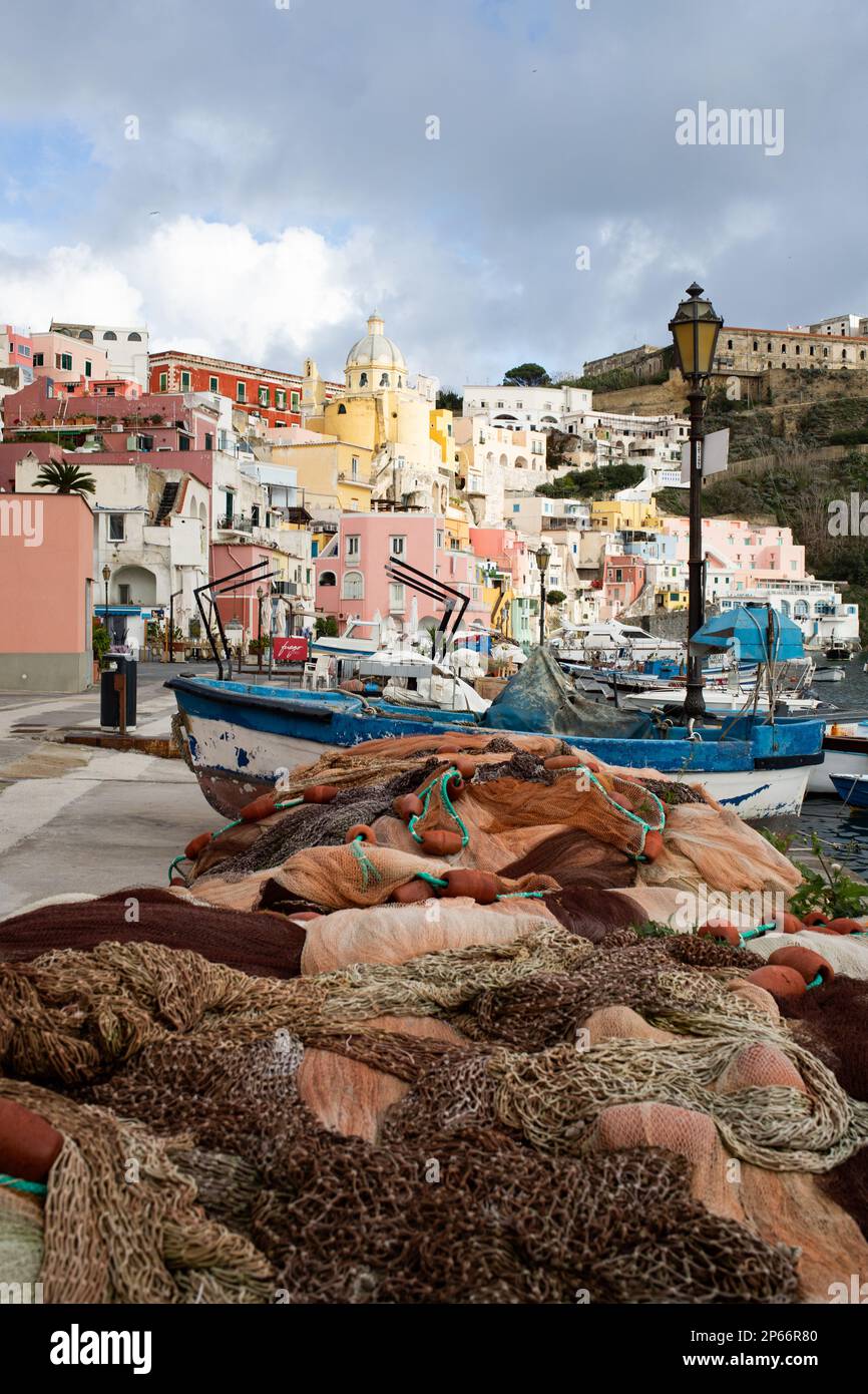 Bellissima isola italiana di Procida, famosa per la sua marina colorata, le stradine strette e le spiagge, Procida, Isole Flegrei, Campania, Italia Foto Stock