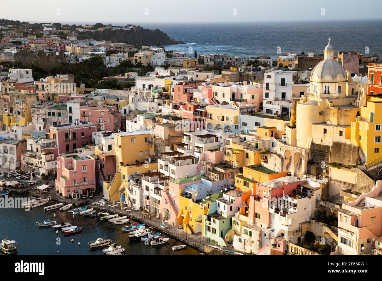 Bellissima isola italiana di Procida famosa per la sua marina colorata, le stradine strette e le spiagge, Procida, Isole Flegrei, Campania, Italia Foto Stock