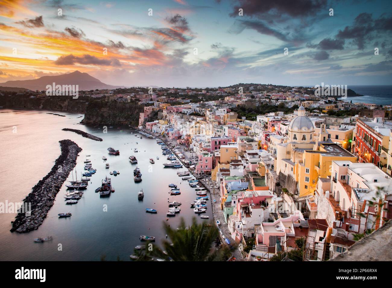 Bellissima isola italiana di Procida famosa per la sua marina colorata, le stradine strette e le spiagge, Procida, Isole Flegrei, Campania, Italia Foto Stock