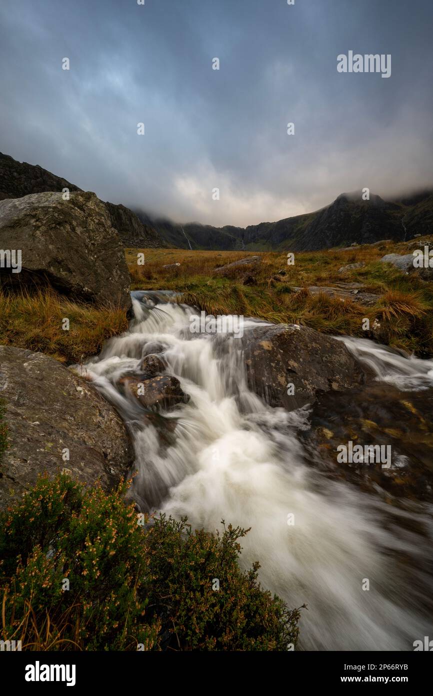 Cascate d'acqua nella valle di Nant Ffrancon, Snowdonia, Galles, Regno Unito, Europa Foto Stock