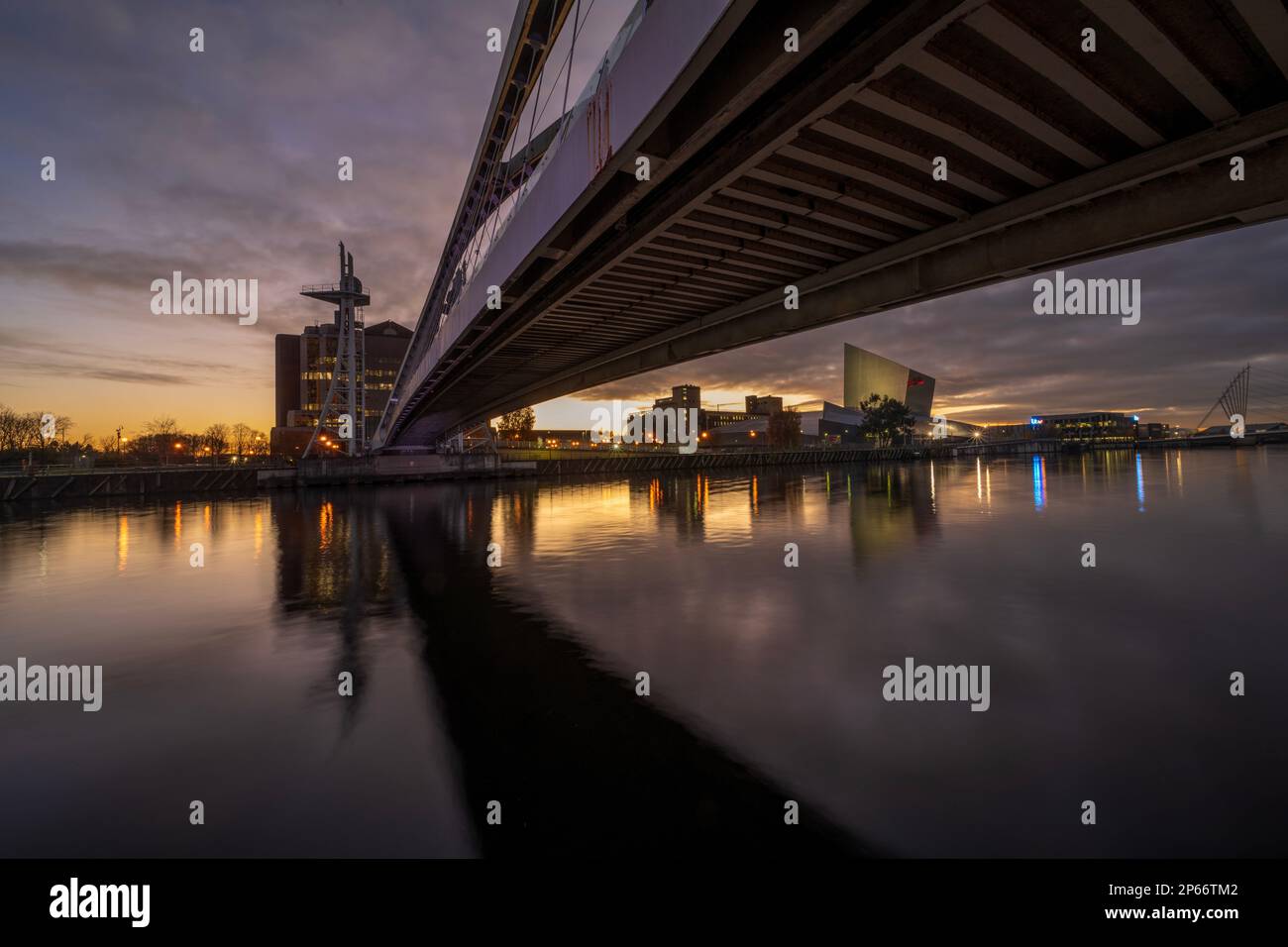 Passerella e Imperial War Museum North di notte, Salford Quays, Manchester, Inghilterra, Regno Unito, Europa Foto Stock