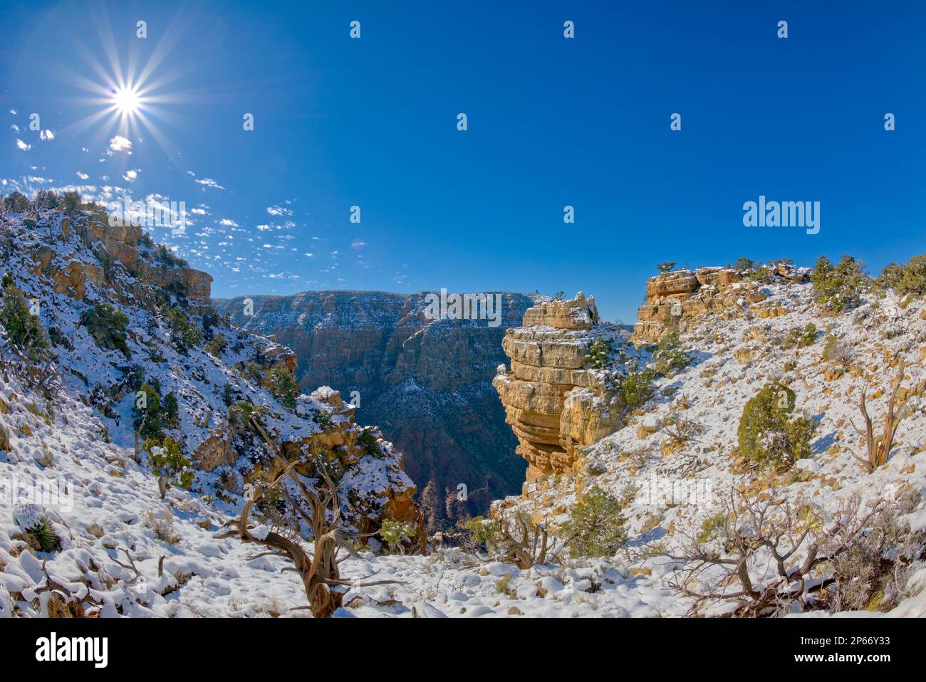 Antiche rovine indiane su una piccola isola rocciosa proprio al centro lungo le Palisades del deserto al Grand Canyon, UNESCO, Arizona, USA Foto Stock